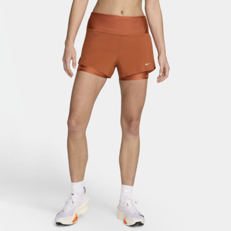 Nike Dri-FIT Swift-2-i-1-løbeshorts (7,5 cm) med mellemhøj talje og lommer til kvinder - Orange